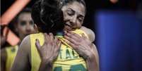 Natália é abraçada por Carol Gattaz em jogo da Seleção Brasileira   Foto: Divulgação / CBV / Estadão Conteúdo
