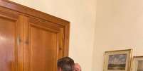 Papa Francisco abra&ccedil;a o chileno Juan Carlos Cruz  Foto: Reprodu&ccedil;&atilde;o/Twitter / Ansa - Brasil