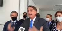 Presidente Jair Bolsonaro grita com uma jornalista em Guaratinguetá, SP  Foto: Reprodução/YouTube / Estadão