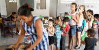 Funcionária da escola São José serve merenda aos alunos no município de Belágua, Maranhão
11/10/2018
REUTERS/Nacho Doce  Foto: Reuters
