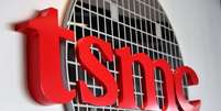 Logo da TSMC na sede da empresa em Hsinchu, Taiwan   Foto: Ann Wang/Reuters / Meio Bit