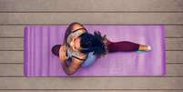 Veja como usar a prática do yoga para cuidar da saúde mental!  Foto: Shutterstock / Alto Astral
