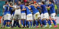 Jogadores da Itália celebrando a vitória em cima do País de Gales  Foto: EPA / Ansa - Brasil