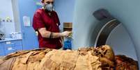 Egito antigo se encontrou com a tecnologia médica moderna quando uma múmia foi submetida a uma tomografia em um hospital da Itália
21/06/2021
REUTERS/Flavio Lo Scalzo  Foto: Reuters