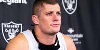 Carl Nassib registrou seu nome na história da NFL ao assumir sua homossexualidade (Reprodução / Las Vegas Raiders)  Foto: Lance!