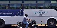 Ônibus da Bharat Biotech estacionado em frente a escritório da empresa em Hyderabad, na Índia
03/07/2020
REUTERS/Stringer  Foto: Reuters