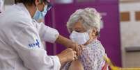 Vacinação contra a covid-19 começou em 17 de janeiro no Brasil  Foto: DW / Deutsche Welle