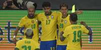 Jogadores comemoram o gol marcado por Roberto Firmino. Bola bateu em Pitana e depois deu início à jogada de Renan Lodi para o empate brasileiro (MAURO PIMENTEL / AFP  Foto: Lance!