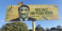 ‘Pequi roído’: sociólogo fez outdoor contra Bolsonaro em Palmas  Foto: Twitter / Reprodução