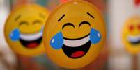 Se você usar esse emoji para rir nas redes sociais, seu interlocutor poderá adivinhar sua idade - jovem, não é  Foto: Getty Images / BBC News Brasil