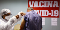 Fenômeno dos 'sommeliers de vacinas', que escolhem qual produto querem tomar, tem preocupado profissionais de saúde e gestores públicos  Foto: Mario Tama/Getty Images / BBC News Brasil