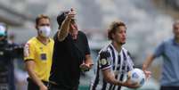 Cuca se retratou com Leandro Pedro Vuaden após discussão no fim da partida entre Galo e Vozão-(Pedro Souza/Atlético-MG)  Foto: Lance!