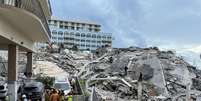 Equipes de resgate buscam sobreviventes em destroços de prédio que desabou na Flórida
25/06/2021
Departamento de Bombeiro de Miami-Dade/Divulgação via REUTERS  Foto: Reuters
