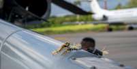 A marca do projétil no helicóptero onde Ivan Duque estava viajando  Foto: Divulgação/Presidência da Colômbia / Reuters