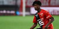 Aos 18 anos, Camavinga se destaca com a camisa do Rennes (Foto: JEAN-FRANCOIS MONIER / AFP)  Foto: Lance!