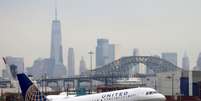 Avião da United decola de aeroporto com Nova York ao fundo
6/12/2019 REUTERS/Chris Helgren  Foto: Reuters