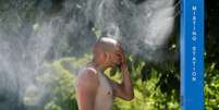 Homem se refresca do calor em Vancouver  Foto: Reuters / BBC News Brasil
