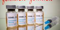 Frascos rotulados como de vacina contra Covid-19 em frente a logo da Johnson & Johnson em foto de ilustração
31/10/2020 REUTERS/Dado Ruvic  Foto: Reuters