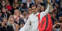 Roger Federer acena para o público após a sofrida vitória conquistada na estreia  Foto: Jed Leicester/Reuters