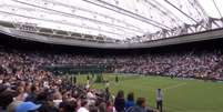 Público de Wimbledon aplaude a pesquisadora Sarah Gilbert de pé (Reprodução / BBC)  Foto: Lance!