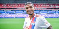 Henrique exibe o uniforme que passará a defender no futebol europeu  Foto: Divulgação/Olympique Lyon