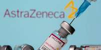 Frascos rotulados como de vacina da AstraZeneca contra Covid-19 em frente ao logo da empresa em foto de ilustração
14/03/2021
REUTERS/Dado Ruvic  Foto: Reuters