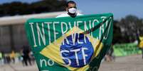 Manifestante com bandeira que defende intervenção no STF e no Congresso durante ato em Brasília
31/05/2020 
REUTERS/Ueslei Marcelino  Foto: Reuters