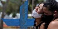 Kelvia Andrea Goncalves chora durante enterro da mãe que morreu de covid-19, em cemitério de Manaus
REUTERS/Bruno Kelly  Foto: Reuters