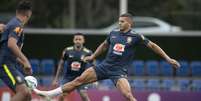 O zagueiro em ação durante treinamento com a Seleção Brasileira   Foto: Lucas Figueiredo/CBF