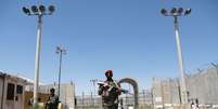 Soldado afeg&atilde;o no port&atilde;o da base de Bagram
02/07/2021
REUTERS/Mohammad Ismail  Foto: Reuters