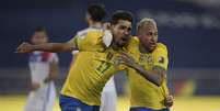 Paquetá e Neymar comemoram após gol marcado pelo camisa 17 (CARL DE SOUZA / AFP  Foto: Lance!