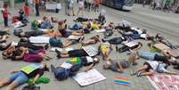 Mobilização nas ruas de Freiburg, na Alemanha, contra Bolsonaro  Foto: Divulgação/Frente Internacional Brasileira