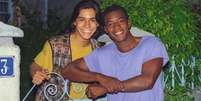 Jefferson (Lui Mendes) e Sandrinho (André Gonçalves) formaram casal gay aceito pelo público em ‘A Próxima Vítima’  Foto: TV Globo/Divulgação