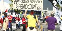 Manifestante leva cartaz contra Bolsonaro em protesto no Rio  Foto: Lorando Labbe/FotoArena / Estadão Conteúdo