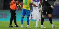 Neymar e Vidal se cumprimentaram ao final do jogo, mas trocaram alfinetadas  Foto: Ricardo Moraes / Reuters