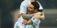 Lionel Messi e Di Maria comemoram vitória da Argentina  Foto: Diego Vara / Reuters
