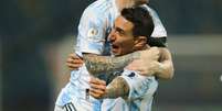 Lionel Messi e Di Maria comemoram vit&oacute;ria da Argentina  Foto: Diego Vara / Reuters