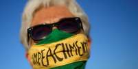 Manifestante em Brasília, em ato durante a apresentação do"superpedido" de impeachment contra Bolsonaro  Foto: Reuters / BBC News Brasil