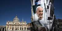 Cartão-postal do papa Francisco na Praça São Pedro, Vaticano, um dia após cirurgia do pontífice  Foto: ANSA / Ansa - Brasil