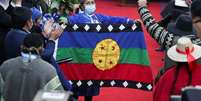 Elisa Loncón segura bandeira durante primeira sessão da Assembleia Constituinte do Chile
04/07/2021 REUTERS/Ivan Alvarado  Foto: Reuters