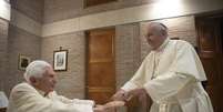 Bento XVI com papa Francisco em novembro de 2020, no Vaticano  Foto: EPA / Ansa - Brasil