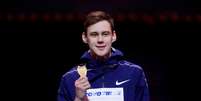 Danil Lysenko exibe a medalha de ouro que conquistou no Mundial Indoor de 2018  Foto: Phil Noble/Reuters