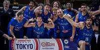 Sele&ccedil;&atilde;o italiana de basquete comemora a vaga ol&iacute;mpica ap&oacute;s superar a S&eacute;rvia na decis&atilde;o em Belgrado  Foto: Reprodu&ccedil;&atilde;o/@fiba