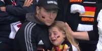 Garota alemã foi flagrada chorando pela televisão britância após eliminação da Alemanha  Foto: Reprodução/BBC / Estadão