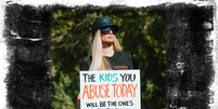 Paris Hilton segura cartaz: 'As crianças de quem você abusa hoje serão aquelas que o derrubarão amanhã'  Foto: BBC News Brasil