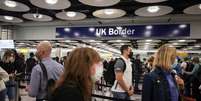 Fila de passageiros chegando no Controle de Fronteiras do Reino Unido no Terminal 5 do Aeroporto de Heathrow em Londres, Reino Unido
29/06/2021 REUTERS/Hannah Mckay/File Photo  Foto: Reuters
