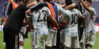 Jogadores do Argentina comemoram classificação para a final  Foto: Henry Romero / Reuters