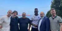 Balotelli assinou com clube turco para a próxima temporada (Adana Demirspor/Twitter)  Foto: Lance!