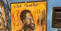 Um mural de homenagem a Job Maseko em sua cidade natal, Springs  Foto: BBC News Brasil