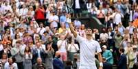 Novak Djokovic comemora após garantir classificação à semifinal em Wimbledon  Foto: Toby Melville/Reuters